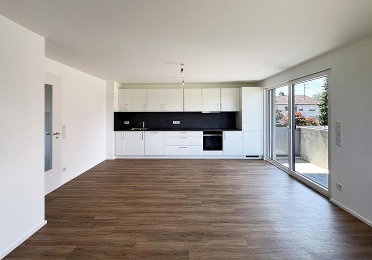 Erstbezug: Moderne 3-Zimmer-Wohnung mit Westbalkon in Anzing - WE03 – Wohnzimmer mit offener Küche