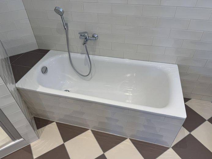 Sanierte 2-Zimmer-Wohnung im beliebten Brentanoviertel mit neuer Küchenzeile! – Badezimmer