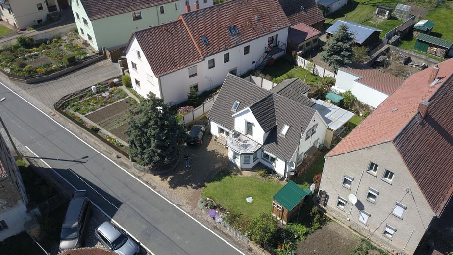 Charmantes Einfamilienhaus mit Garten – Ihr neues Zuhause in Liebschützberg-Clanzschwitz – Luftbild
