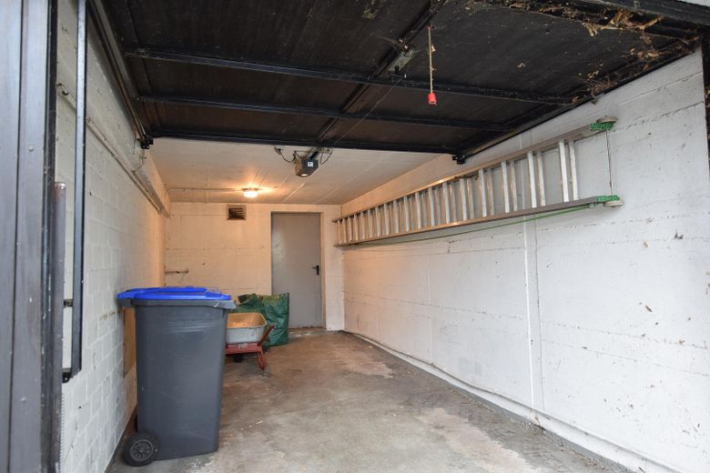 Wysokiej klasy apartament typu penthouse w dzielnicy willowej Frankenforst (Bergisch Gladbach) – Garage