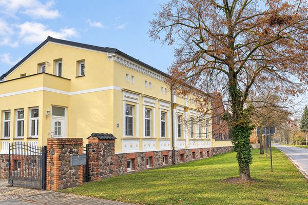 2,5-кімнатна квартира на високому першому поверсі з каміном у чотиристоронньому дворі