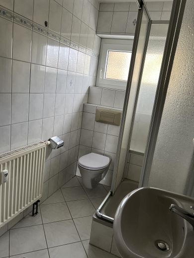 2 Zimmer Wohnung, 58,7 qm EBK, Balkon – Tageslichtbad mit WC