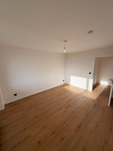 Première occupation après rénovation complète : appartement lumineux de 3,5 pièces avec 2 balcons, cuisine équipée et garage en sous-sol – Schlafzimmer