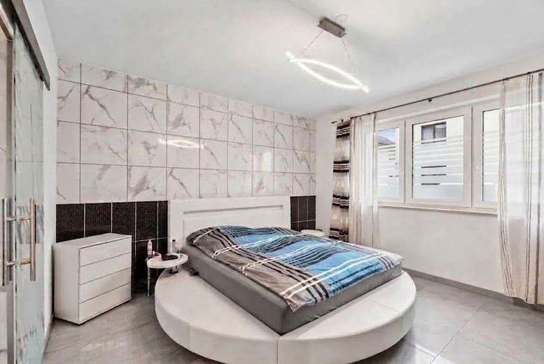 127 m² PRIVATES WOHNEN MIT EIGENEM POOL & GARTEN – 2 GARAGEN + 1.920 € KALTMIETEINNAHMEN – Hochparterre Schlafzimmer