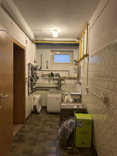 Wieder verfügbar: Große 3-Zimmerwohnung mit traumhaftem Ausblick in Alfelder Bestlage – Hauswirtschaftsraum