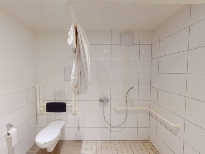 **STUDENTS ONLY** Rollstuhlgerechtes Apartment MÖBLIERT mit TERRASSE im Open Living House Siegen (nur für Studierende!) – Ansicht II: Bad