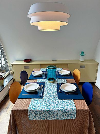 Penthouse exclusif dans le quartier belge – Un logement meublé avec style, calme et lumière – Essbereich