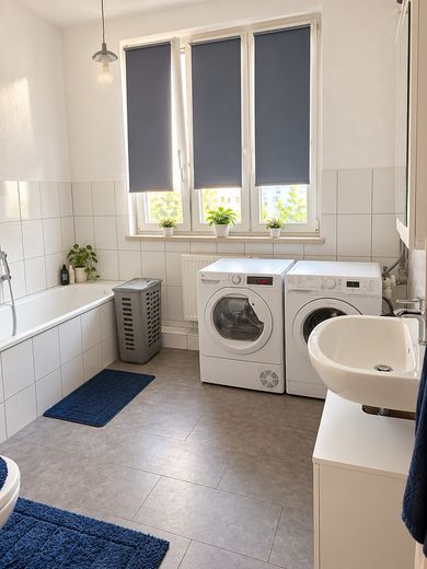 114 m² Loftwohnung mit hohen Decken, Einbauküche, Balkon & Garage – zentral in Pforzheim – Badezimmer
