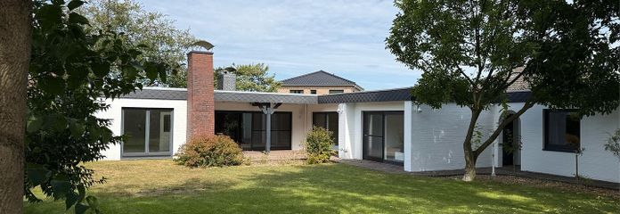 Großzügiger Bungalow mit Einliegerwohnung – Außenansicht