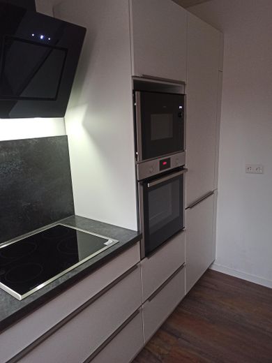 Küche mit großem Kühlschrank