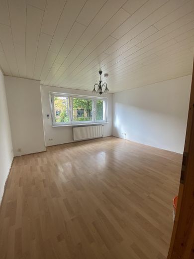 Freie Charmante Doppelhaushälfte mit großem Garten – Ideal für Familien oder Mehrgenerationenwohnen – Zimmer I EG