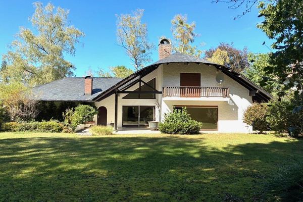 Geniş arsada kırma çatılı villa
