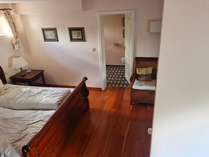 Historisches Fachwerk-Ensemble (Haupthaus + Nebengebäude + 2 Garagen) – Schlafzimmer Hotelzimmer