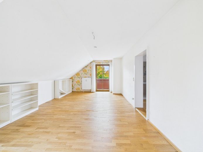 Helle 2-Zimmer-Dachgeschosswohnung mit Südbalkon und Tiefgarage in Ebersberg – Wohnzimmer