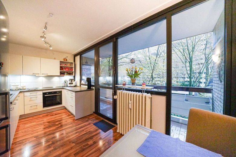 Außergewöhnlich und stilvoll! 4-Zimmer-Wohnung mit 2 Balkonen und Tiefgarage in Köln-Weiden – Bild 9