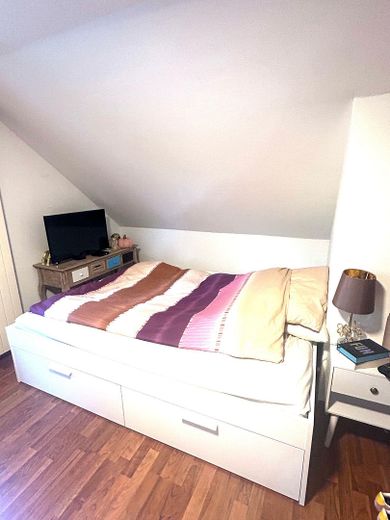 Ein ruhiges Zimmer nur für Frau im Schildow – angenehmes Bett im Zimmer