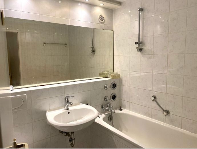 Appartamento ben tenuto e tranquillo con grande loggia al piano rialzato – Bad