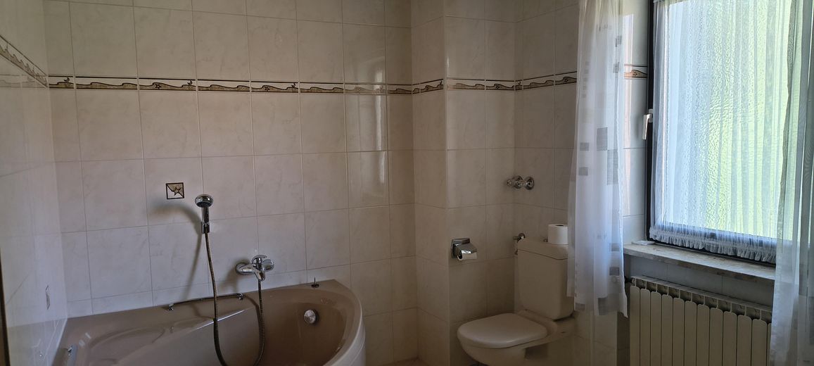 Bliźniak w Olching, ok. 283 m² pow. działki, ok. 155 m² pow. mieszkalnej, w najlepszej lokalizacji, bez prowizji, od osoby prywatnej – Badezimmer OG