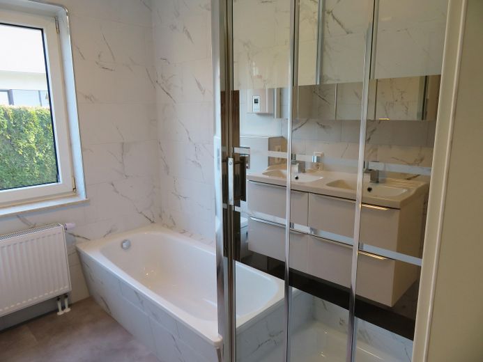 *Erstbezug nach Sanierung* 4 ZKB-Whg. 104 m² mit Terrasse & optionaler EBK – Tageslicht-Vollbad 3