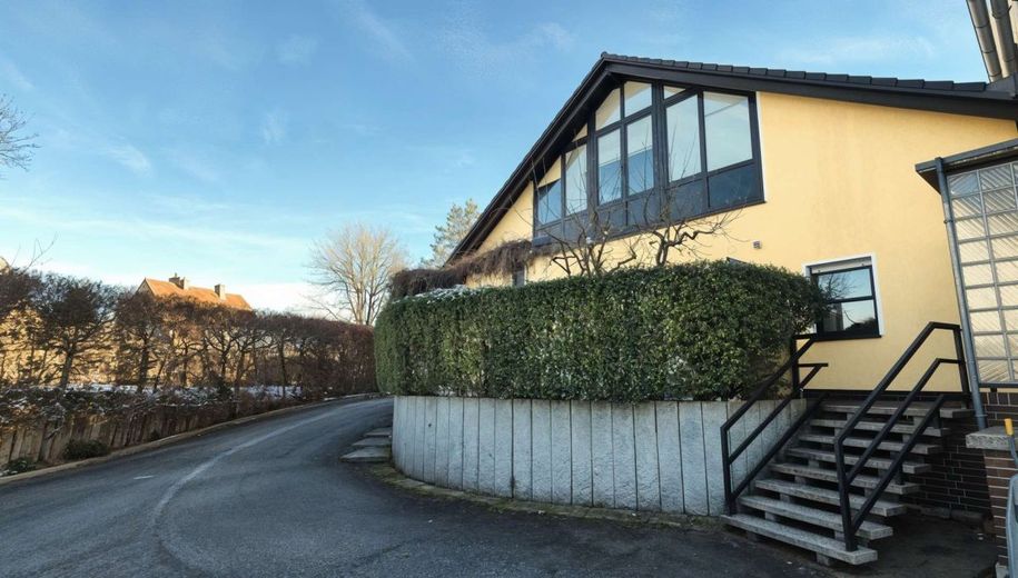 Uetze - Renditeimmobilie - 4-Familienhaus + Doppelhaushälfte + 3 Garagen – Gebäuderückseite