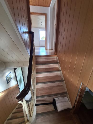 Attractive semi-detached house with two residential units and a large garden – OG Treppenaufgang