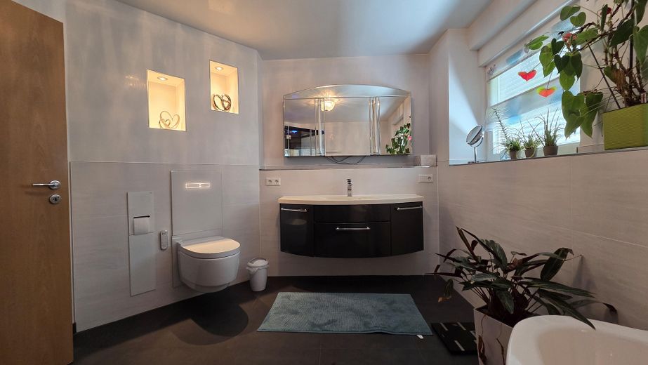 Élégante maison individuelle avec logement indépendant – Badezimmer