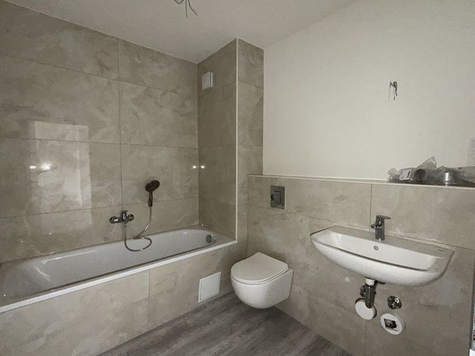 * Erstbezug nach Sanierung, 2 Zimmer Wohnung im 3. OG zu vermieten !!!* – Wannenbad