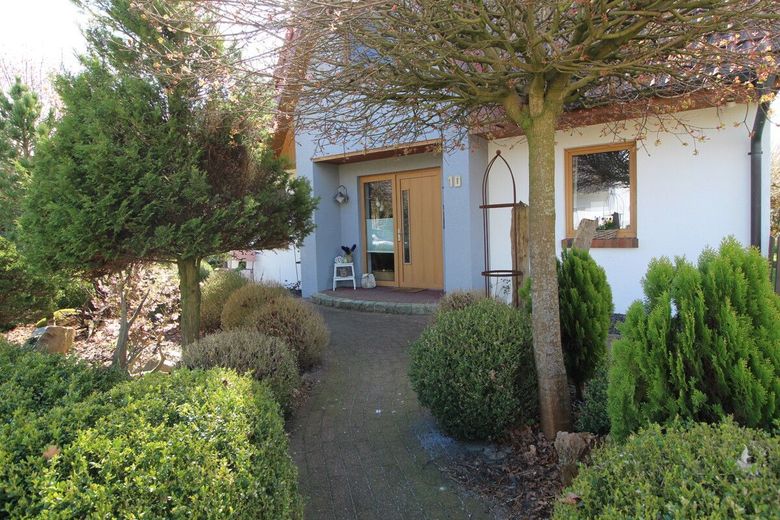 Exquisites Einfamilienhaus in neuwertigem Zustand mit PV-Anlage,Carport und idyllischer Gartenanlage – Hauseingang