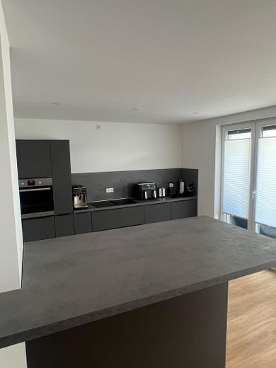 Modernes 2,5-Zi.-Penthouse mit Aufzug & Stellplatz – Solingen-Ohligs – Küche mit Bar