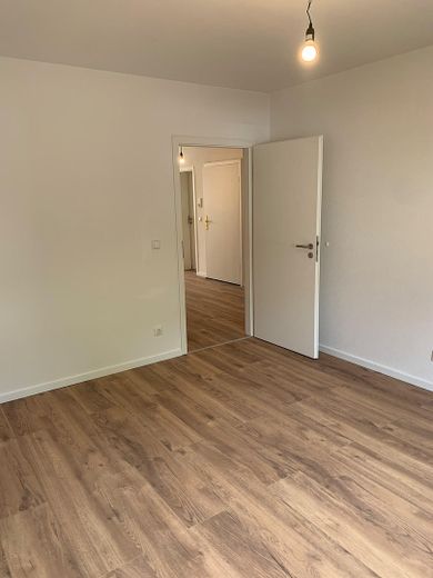 Elegante appartamento di 3 locali ristrutturato con terrazza coperta – Schlafzimmer rechts 