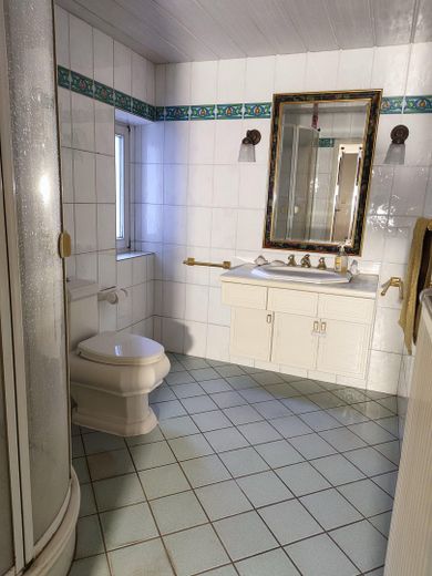 Sin intermediarios: finca con entramado de madera de alrededor de 1720 – aprox. 1.030 m² de superficie habitable/útil, salón, taller, edificio anexo – Duschbad im EG