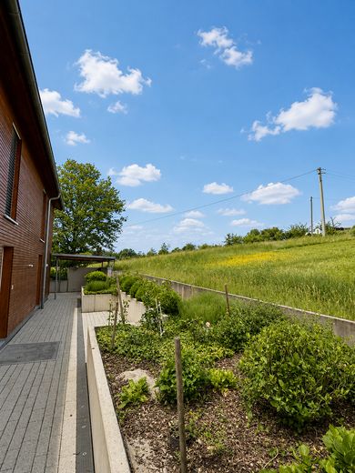 Casa unifamiliare indipendente in una posizione speciale ai margini dei campi, con ampie superfici terrazzate – Terrasse hinter dem Haus