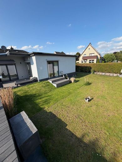 Bungalow familial de rêve avec 6,5 pièces et piscine à Wedemark – Südseite