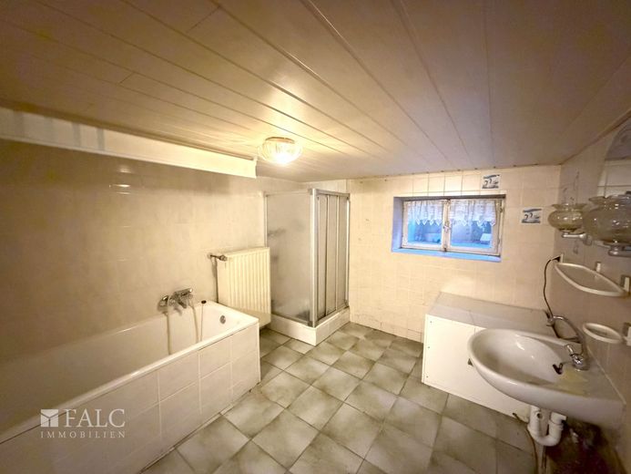 Charmantes Reihenmittelhaus mit Garten in zentraler Lage – Badezimmer Keller