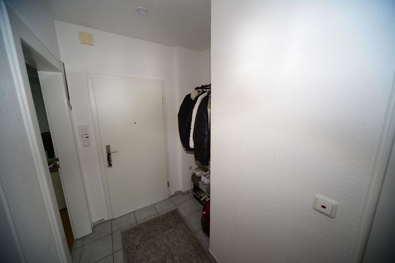 2 Zimmer Wohnung m. Echtholz Parkett EBK, ideal für Single oder Paar. 4. OG rechts – Garderobe