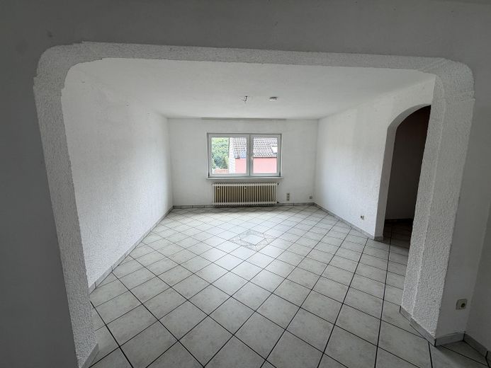 Per direct beschikbaar: ca. 184 m² verdeeld over 3 verdiepingen – als eengezinswoning of 2 appartementen – Wohn- /Esszimmer OG