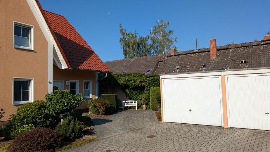 Ihr neues Zuhause, top gepflegte DHH mit Garten, Natur-Teich, Garagen und Stellplatz – Ostseite, D.-Garage/Stellplatz