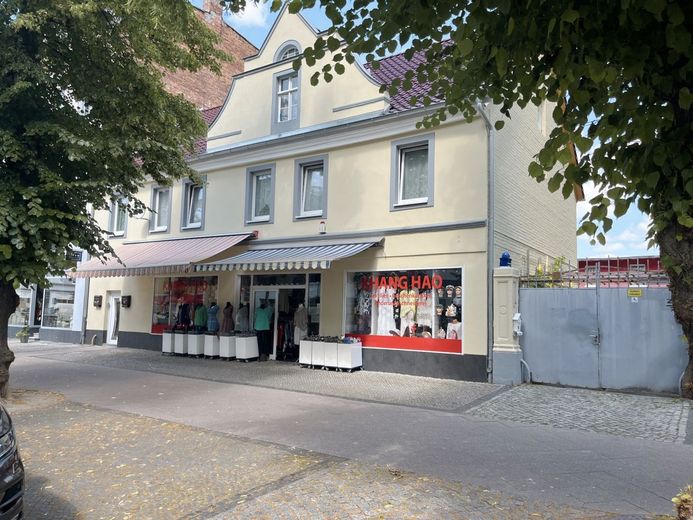Hauptgebäude mit Einfahrt
