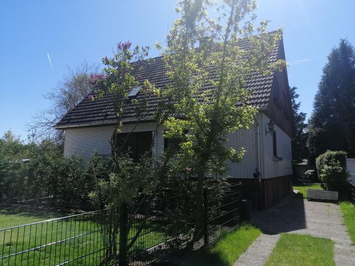 RESERVIERT Einfamilienhaus Massivhaus Einliegerwohnung ruhige Wohnlage Keller Garten – Haus Eingang