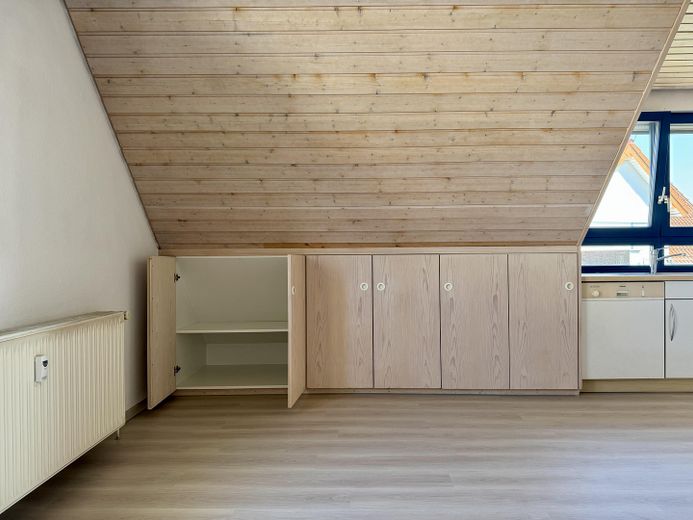 Provisionsfrei: 2-Zimmer-Wohnung DG mit Balkon in betreuter Wohnanlage – Einbauschränke Wohnzimmer