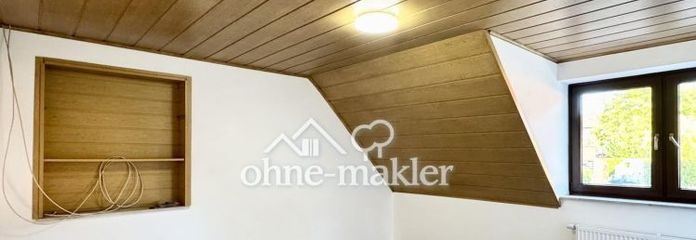 Freshly renovated 3-room attic apartment in a two-family house with fireplace connection