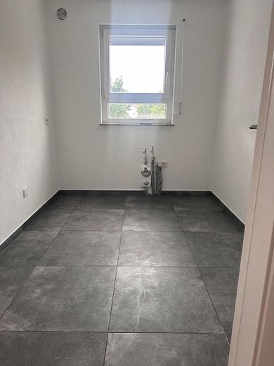 Kompletnie wyremontowane mieszkanie 3,5-pokojowe z windą i garażem – Küche