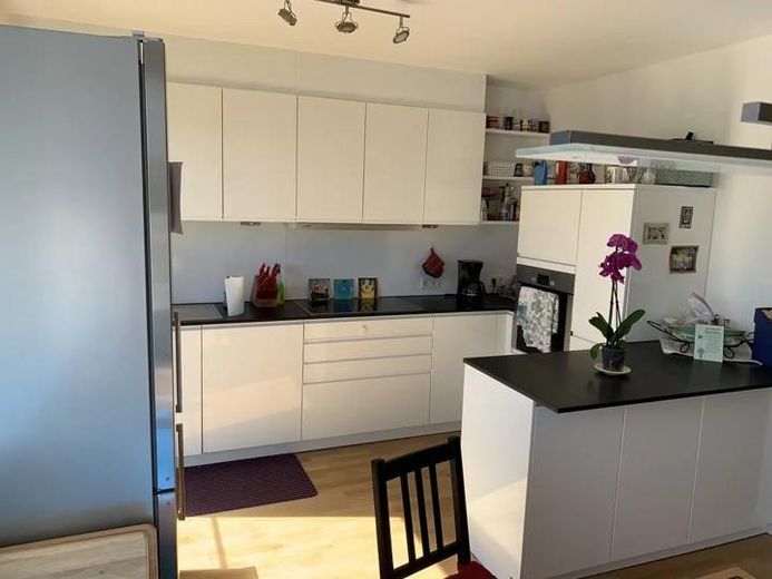 Lujo junto al lago Probstsee: 3,5 hab., cocina equipada, vestidor, garaje subterráneo | 7 min de Patch Barracks – Fully equiped kitchen