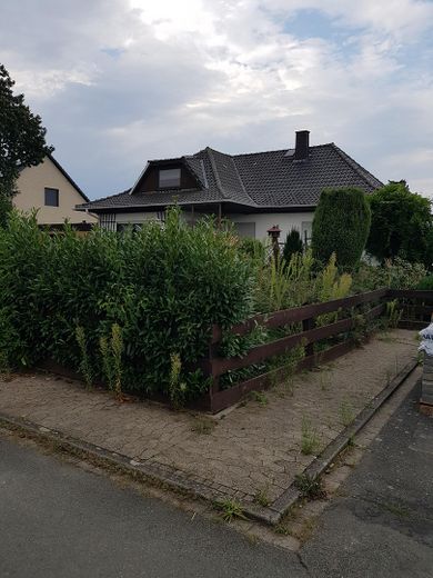 Renovierungsbedürftiges Einfamilienhaus mit großem Garten – Foto 1