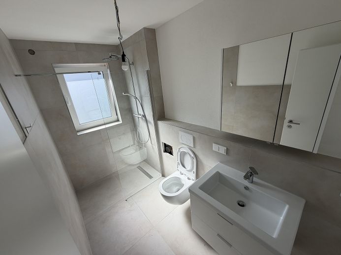 Élégant appartement de 2 pièces avec jardin privatif et équipements modernes – BAD Dusche Ansicht 2