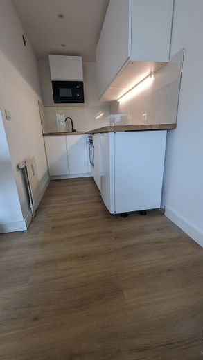Modernes Apartment mit Balkon, Einbauküche und PKW-Stellplatz – Küche