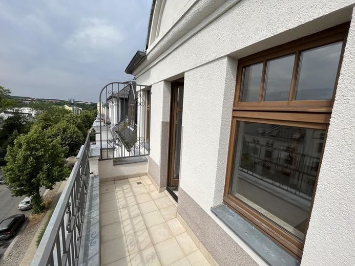 Helle und vermietete Maisonette DG 2-Zi. mit Balkon, Aufzug, Laminat, Wanne und Dusche in Bestlage * – Balkon