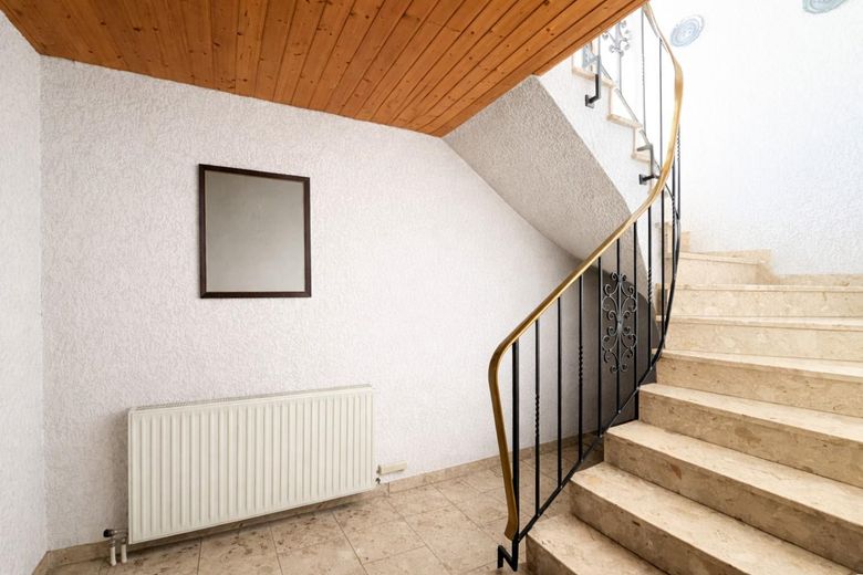 Zwei Häuser, viele Möglichkeiten: Bungalow & vielseitig nutzbares Zweithaus auf großem Grundstück – Treppenhaus Bungalow