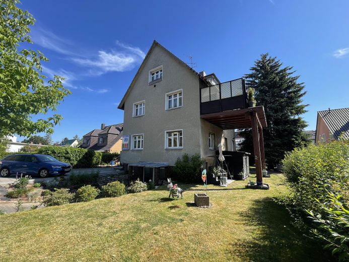 Mehrfamilienhaus von der Straß