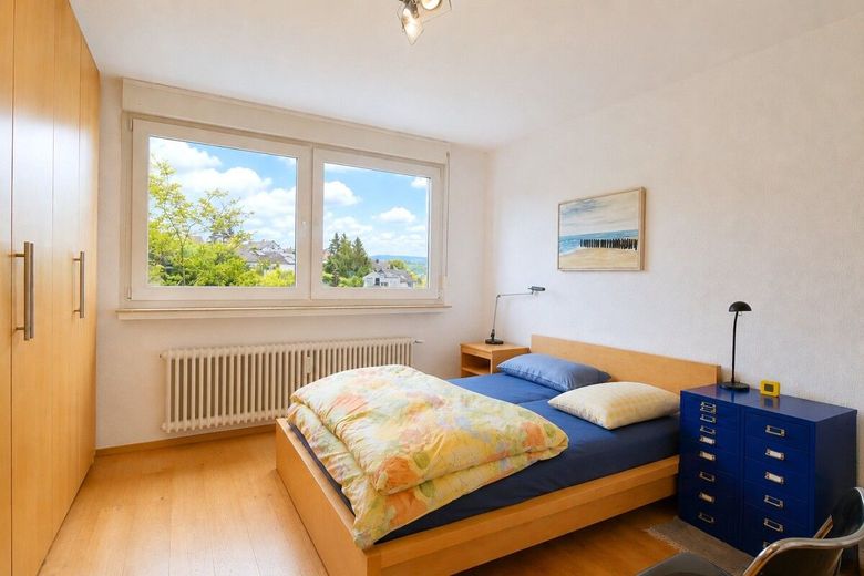 Fast wie im Penthouse - 3 Zi Wohnung + Stellplatz TG u. Wallbox. – Schlafzimmer